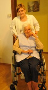 Glückliche Seniorin Pflegeheim Ungarn